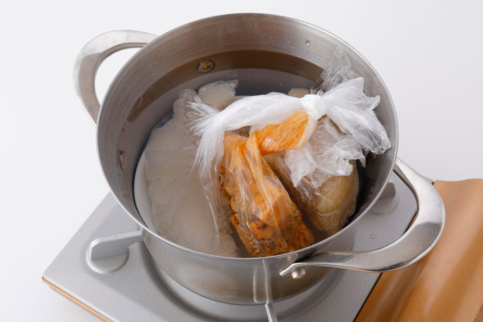 「防災ごっこ」をふだんの生活に取り入れてみませんか。お湯ポチャレシピは、ポリ袋を使った調理法で１つの鍋でいくつかの料理を同時に作ることができる