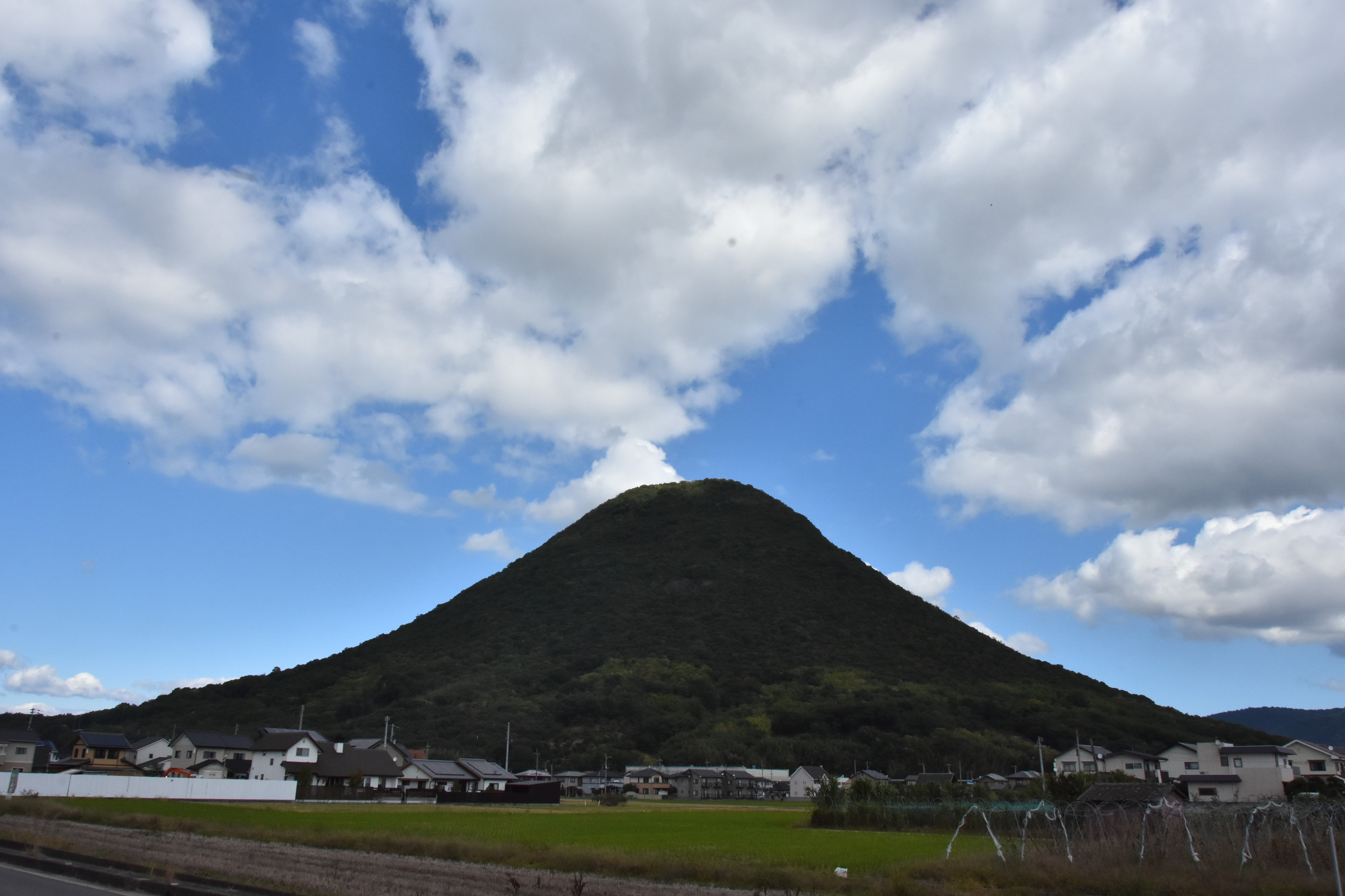 讃岐平野の美山の象徴として愛されている飯野山は、讃岐富士と呼ばれている