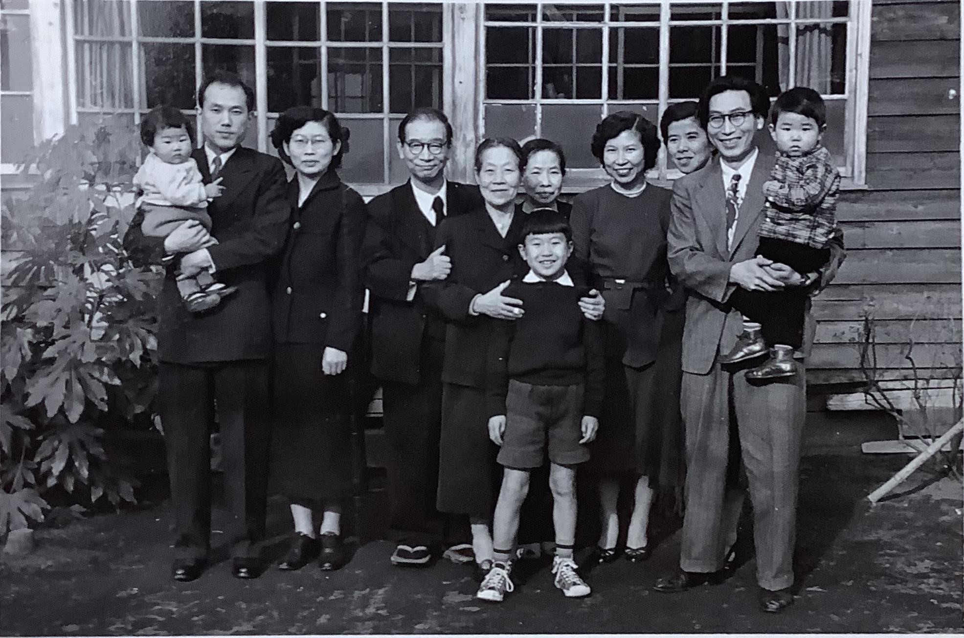 雲柱社の前での家族写真。左から、康子（孫）、摂夫、千代子（長女）、豊彦、ハル、邦彦（孫）、芝ヤヘ（ハルの妹）、梅子（次女）、道子、純基（長男）、督明（孫）。1956年1月2日撮影（写真提供／冨澤康子）